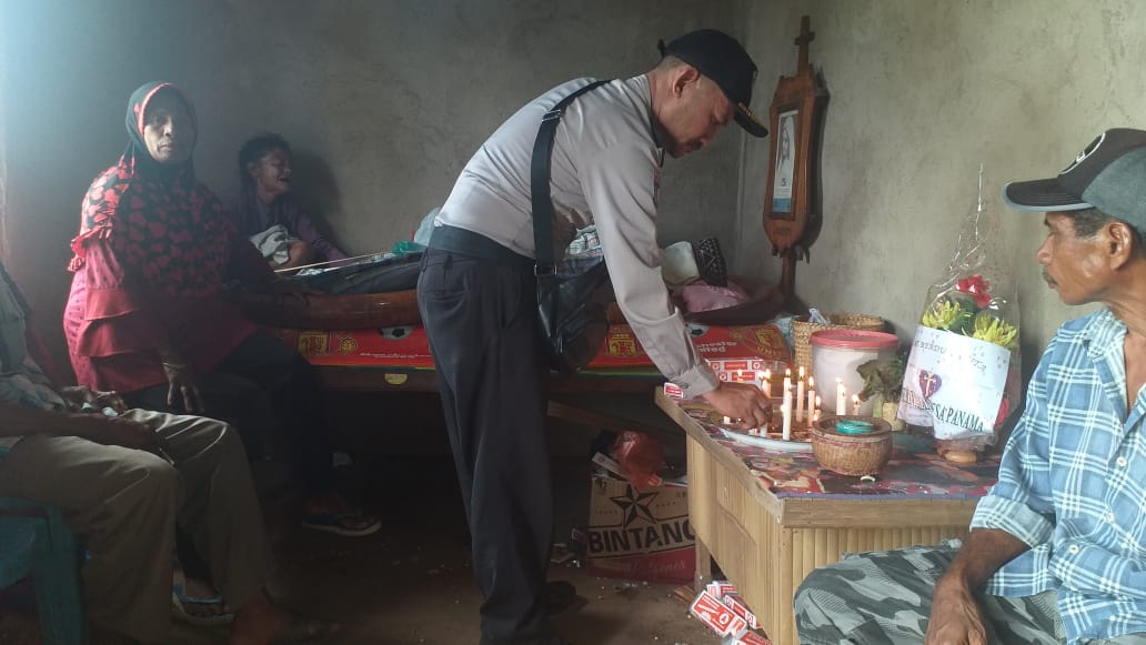 Bhabinkamtibmas desa Bean melayat di rumah duka salah satu warga desa Panama