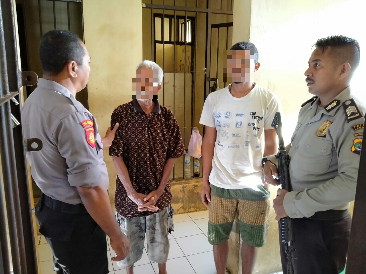 Ipda Martinus Soge Gowing bersama anggota piket jaga Mako Polres Lembata lakukan kontrol tahanan