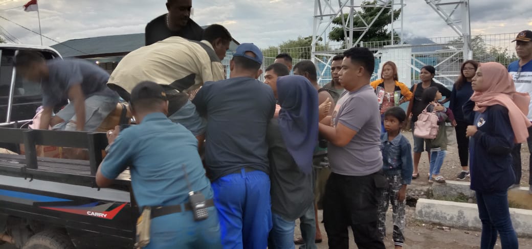 Aksi Heroik Kasat Polair dan Anggota KPPP Evakuasi Wanita Yang Pingsan Di Kapal Penyebrangan Yang Sandar Di Pelabuhan Laut Lewoleba