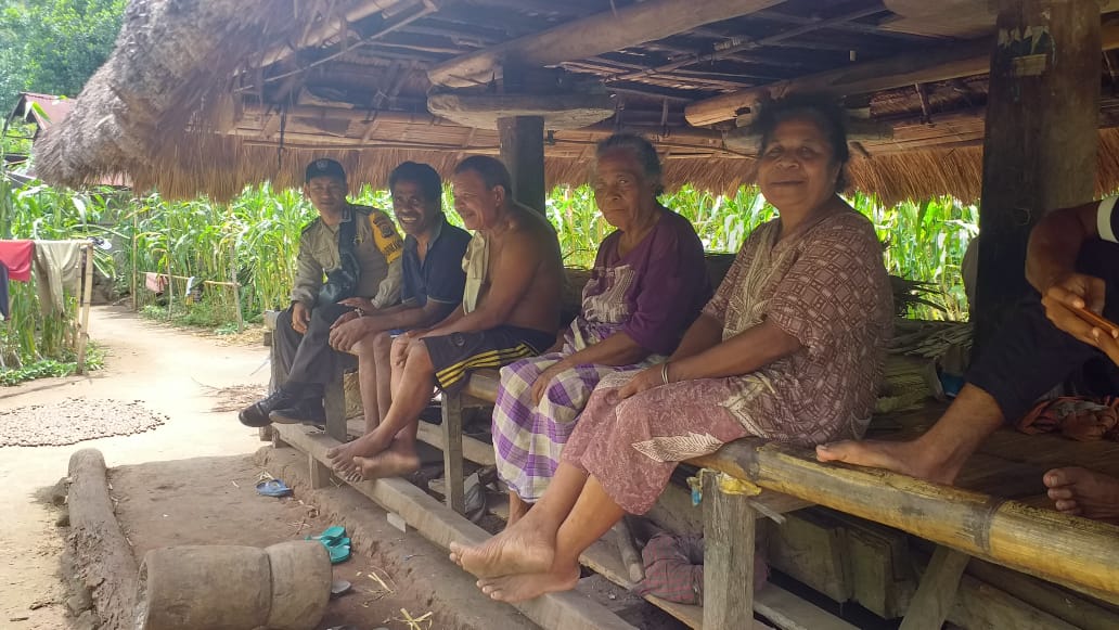 Bripka Putu Selalu Aktif menyambangi dan berdialog dengan warga masyarakat desa panama