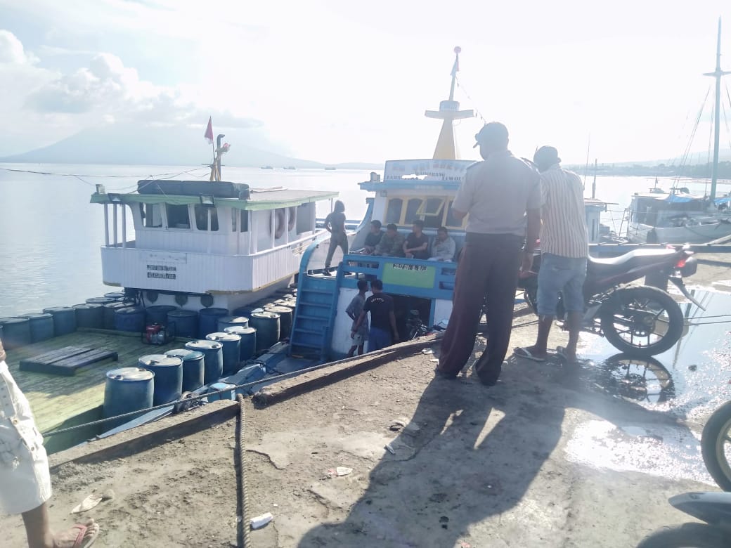 Anggota KPPP Laut Lakukan Pengamanan Rutin Aktifitas Di Pelabuhan Laut Lewoleba