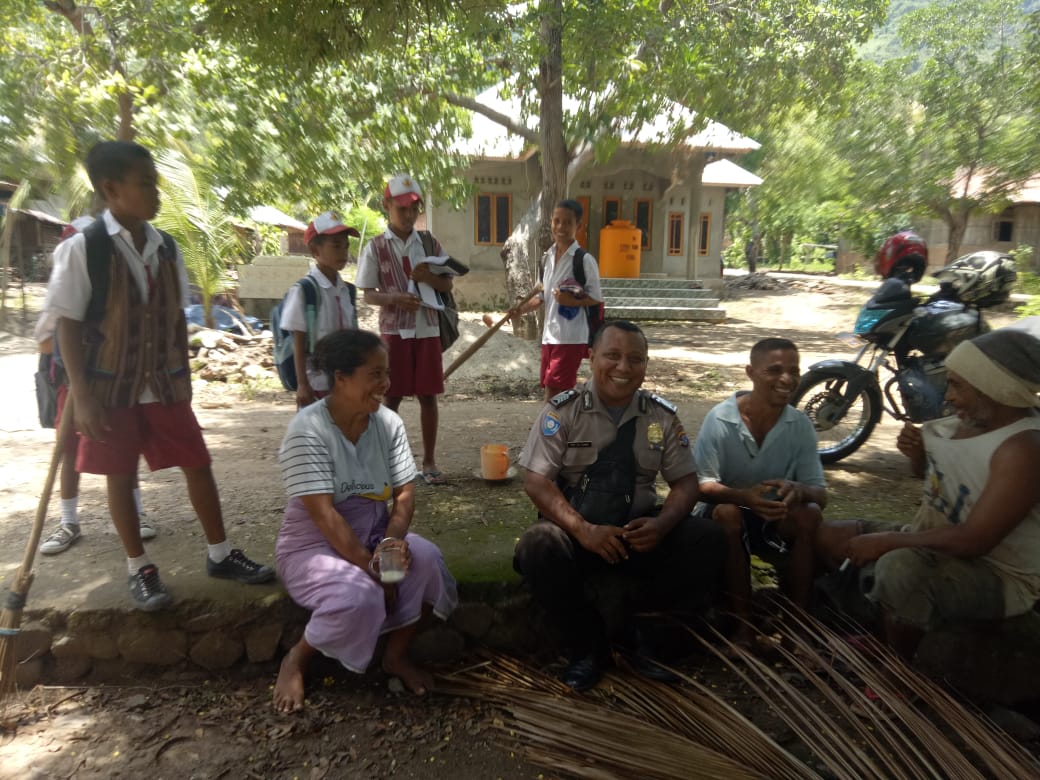 Sambangi Desa Dikesare, Bhabinkamtibmas Desa Balurebong Ajak Warga Jaga Kamtibmas Dan Kebersihan Lingkungan