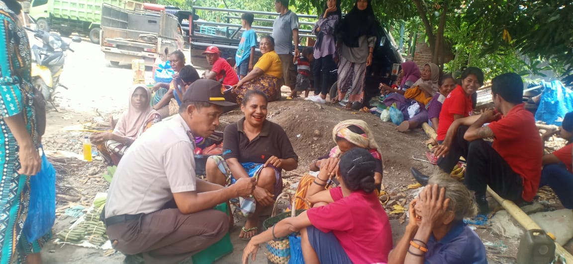 Memberikan Rasa Aman Kapolsek Buyasuri Ipda I Made Sedanayasa Bersama Anggota Melaksanakan Patroli Di Pasar Weriang
