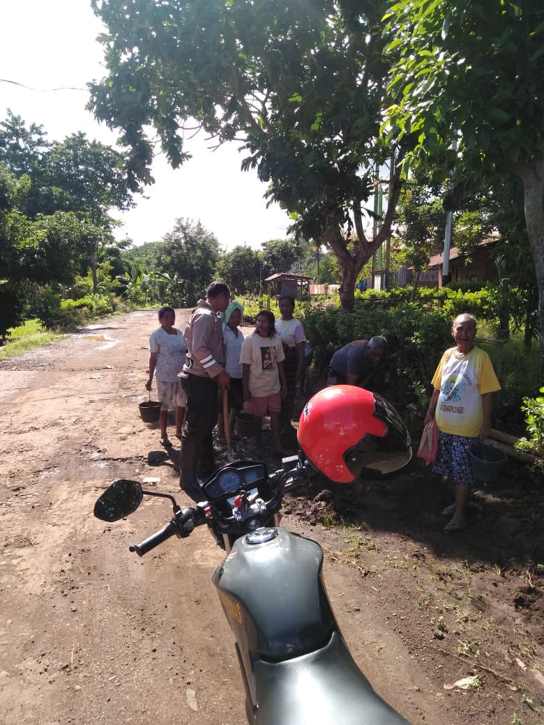 Bhabinkamtibmas Desa Nogodoni Kec Atadei  Bripka PHILIPUS KERAF bantu warga buat jalan setapak
