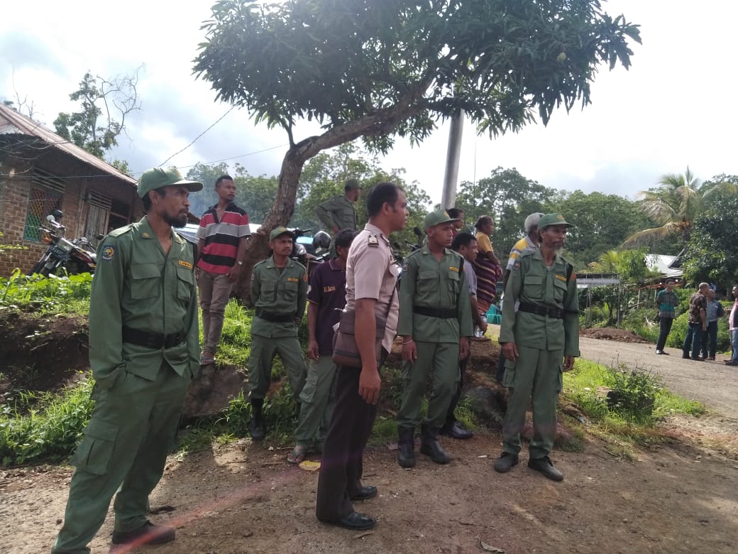 Bhabinkamtibmas Desa Nogodoni Kec Atadei  Bripka PHILIPUS KERAF bersama Linmas Kecamatan Atadei laksanakan patroli