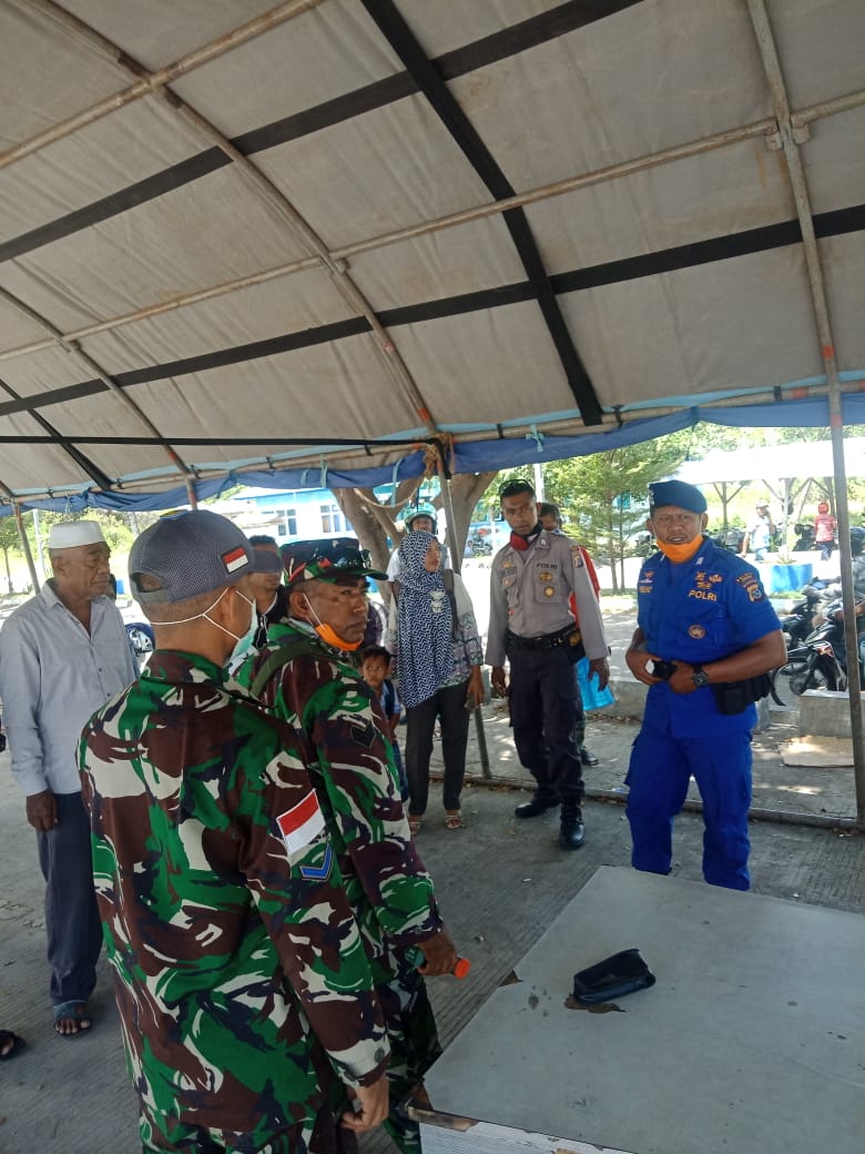 Sinergitas TNI Polri, amankan pelaksanaan Tim penaganan Covid 19 di pelabuhan laut lewoleba