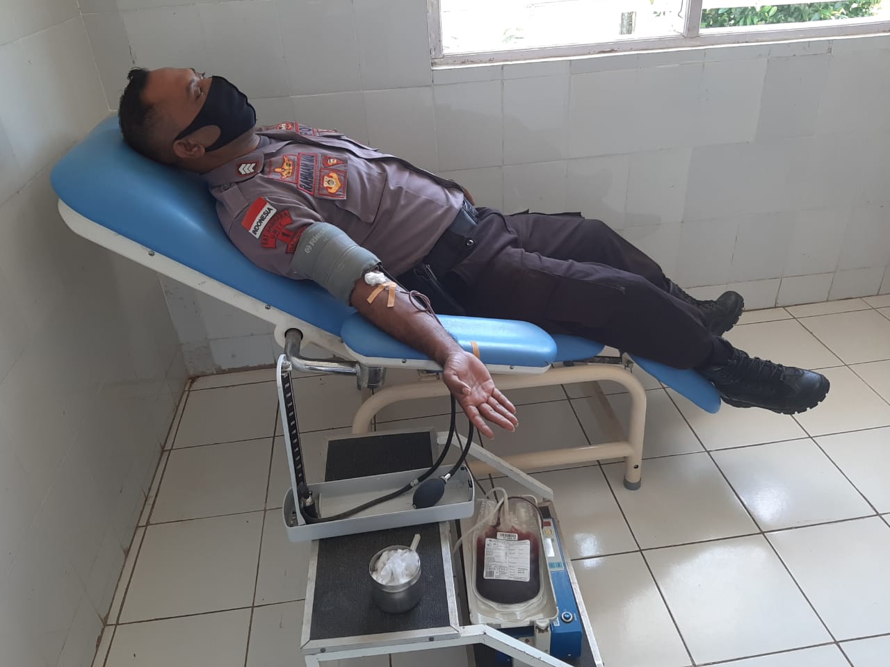 Brigpol Rahman Masan Uba Tergerak Hati Mendonorkan Darah Di Bulan Suci Ramadhan Tepatnya Ditengah Pandemic Covid-19.